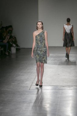 Bir modeli pist Nyfw bahar yaz 2018 sırasında Konseyi, kalkınan Amerikan moda tasarımcıları Mikelsen Pier 59 Studios New York'ta 10 Eylül 2017 üzerinde featuring Caafd için yürüyor