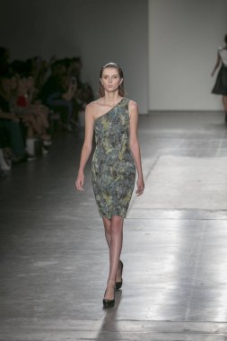 Bir modeli pist Nyfw bahar yaz 2018 sırasında Konseyi, kalkınan Amerikan moda tasarımcıları Mikelsen Pier 59 Studios New York'ta 10 Eylül 2017 üzerinde featuring Caafd için yürüyor