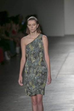 Bir modeli pist Nyfw bahar yaz 2018 sırasında Konseyi, kalkınan Amerikan moda tasarımcıları Mikelsen Pier 59 Studios New York'ta 10 Eylül 2017 üzerinde featuring Caafd için yürüyor