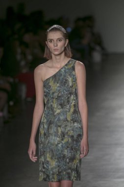 Bir modeli pist Nyfw bahar yaz 2018 sırasında Konseyi, kalkınan Amerikan moda tasarımcıları Mikelsen Pier 59 Studios New York'ta 10 Eylül 2017 üzerinde featuring Caafd için yürüyor