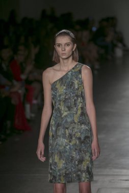 Bir modeli pist Nyfw bahar yaz 2018 sırasında Konseyi, kalkınan Amerikan moda tasarımcıları Mikelsen Pier 59 Studios New York'ta 10 Eylül 2017 üzerinde featuring Caafd için yürüyor
