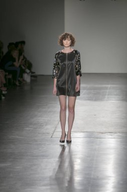 Bir modeli pist Nyfw bahar yaz 2018 sırasında Konseyi, kalkınan Amerikan moda tasarımcıları Mikelsen Pier 59 Studios New York'ta 10 Eylül 2017 üzerinde featuring Caafd için yürüyor