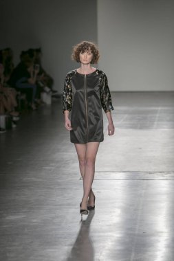 Bir modeli pist Nyfw bahar yaz 2018 sırasında Konseyi, kalkınan Amerikan moda tasarımcıları Mikelsen Pier 59 Studios New York'ta 10 Eylül 2017 üzerinde featuring Caafd için yürüyor
