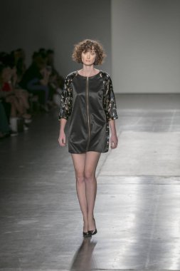 Bir modeli pist Nyfw bahar yaz 2018 sırasında Konseyi, kalkınan Amerikan moda tasarımcıları Mikelsen Pier 59 Studios New York'ta 10 Eylül 2017 üzerinde featuring Caafd için yürüyor