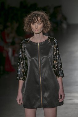 Bir modeli pist Nyfw bahar yaz 2018 sırasında Konseyi, kalkınan Amerikan moda tasarımcıları Mikelsen Pier 59 Studios New York'ta 10 Eylül 2017 üzerinde featuring Caafd için yürüyor