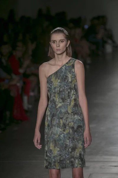 Modelo Caminha Pista Durante Verão Primavera 2018 Nyfw Para Council — Fotografia de Stock