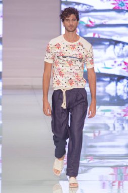 Manken Yirko Sivirich moda Show Resort 2018 koleksiyonda Miami moda hafta 2017 Miami'de Buz Sarayı'nda 3 Haziran 2017 üzerinde sırasında pist yürür