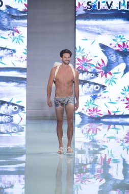 Manken Yirko Sivirich moda Show Resort 2018 koleksiyonda Miami moda hafta 2017 Miami'de Buz Sarayı'nda 3 Haziran 2017 üzerinde sırasında pist yürür
