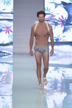 Manken Yirko Sivirich moda Show Resort 2018 koleksiyonda Miami moda hafta 2017 Miami'de Buz Sarayı'nda 3 Haziran 2017 üzerinde sırasında pist yürür