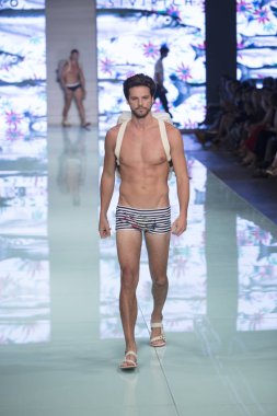 Manken Yirko Sivirich moda Show Resort 2018 koleksiyonda Miami moda hafta 2017 Miami'de Buz Sarayı'nda 3 Haziran 2017 üzerinde sırasında pist yürür