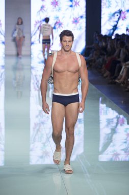 Manken Yirko Sivirich moda Show Resort 2018 koleksiyonda Miami moda hafta 2017 Miami'de Buz Sarayı'nda 3 Haziran 2017 üzerinde sırasında pist yürür