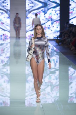 Manken Yirko Sivirich moda Show Resort 2018 koleksiyonda Miami moda hafta 2017 Miami'de Buz Sarayı'nda 3 Haziran 2017 üzerinde sırasında pist yürür