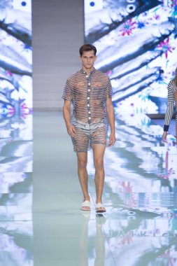 Manken Yirko Sivirich moda Show Resort 2018 koleksiyonda Miami moda hafta 2017 Miami'de Buz Sarayı'nda 3 Haziran 2017 üzerinde sırasında pist yürür