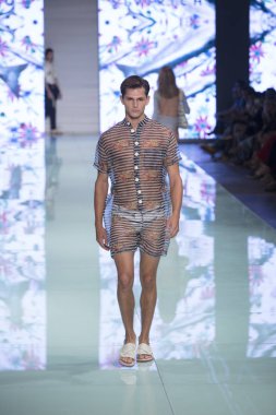 Manken Yirko Sivirich moda Show Resort 2018 koleksiyonda Miami moda hafta 2017 Miami'de Buz Sarayı'nda 3 Haziran 2017 üzerinde sırasında pist yürür