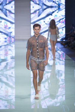 Manken Yirko Sivirich moda Show Resort 2018 koleksiyonda Miami moda hafta 2017 Miami'de Buz Sarayı'nda 3 Haziran 2017 üzerinde sırasında pist yürür