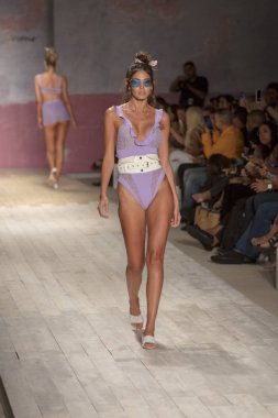 Funkshion yüzmek 2017 yılında Miami Beach üzerinde 21 Temmuz 2017 sırasında pist için sevgi ve limon yaz 2018 defile için bir model yürür