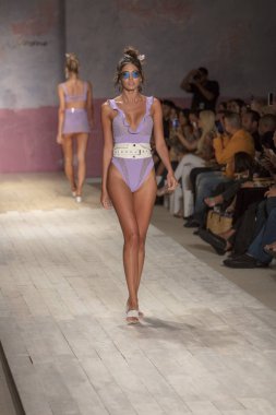 Funkshion yüzmek 2017 yılında Miami Beach üzerinde 21 Temmuz 2017 sırasında pist için sevgi ve limon yaz 2018 defile için bir model yürür