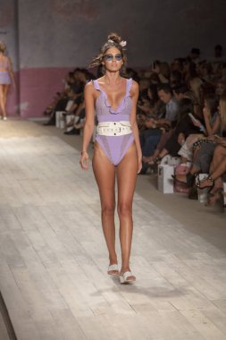 Funkshion yüzmek 2017 yılında Miami Beach üzerinde 21 Temmuz 2017 sırasında pist için sevgi ve limon yaz 2018 defile için bir model yürür