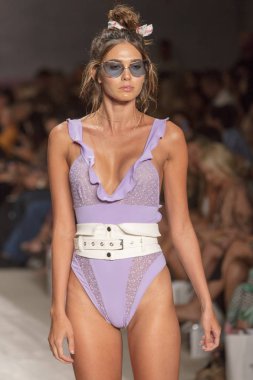 Funkshion yüzmek 2017 yılında Miami Beach üzerinde 21 Temmuz 2017 sırasında pist için sevgi ve limon yaz 2018 defile için bir model yürür