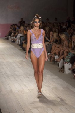 Funkshion yüzmek 2017 yılında Miami Beach üzerinde 21 Temmuz 2017 sırasında pist için sevgi ve limon yaz 2018 defile için bir model yürür