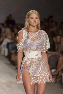 Funkshion yüzmek 2017 yılında Miami Beach üzerinde 21 Temmuz 2017 sırasında pist için sevgi ve limon yaz 2018 defile için bir model yürür