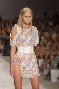 Funkshion yüzmek 2017 yılında Miami Beach üzerinde 21 Temmuz 2017 sırasında pist için sevgi ve limon yaz 2018 defile için bir model yürür