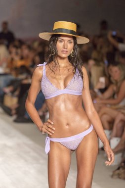 Funkshion yüzmek 2017 yılında Miami Beach üzerinde 21 Temmuz 2017 sırasında pist için sevgi ve limon yaz 2018 defile için bir model yürür