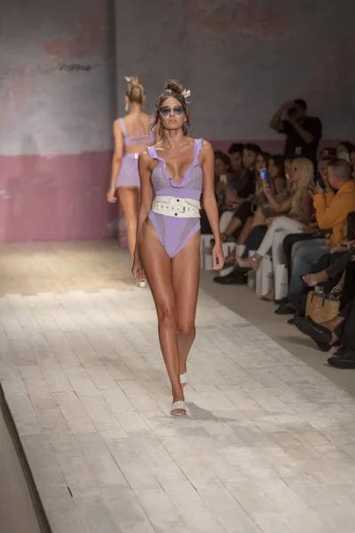 Una Modelo Camina Por Pasarela Para Desfile Moda Love Lemons — Foto de Stock