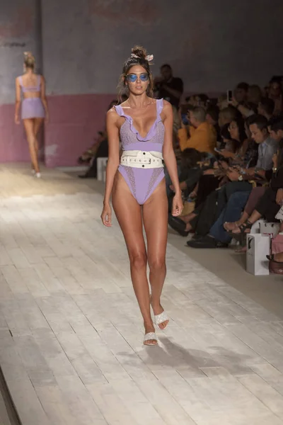 Model Walks Runway Love Lemons Summer 2018 Fashion Show Funkshion — Stock Photo, Image