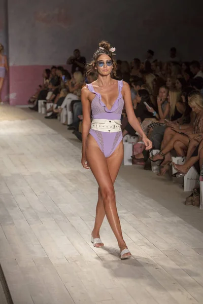 Una Modella Percorre Pista Della Sfilata Love Lemons Summer 2018 — Foto Stock