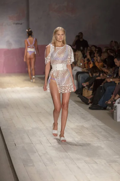 Modelo Caminha Pista Para Desfile Moda Love Lemons Summer 2018 — Fotografia de Stock