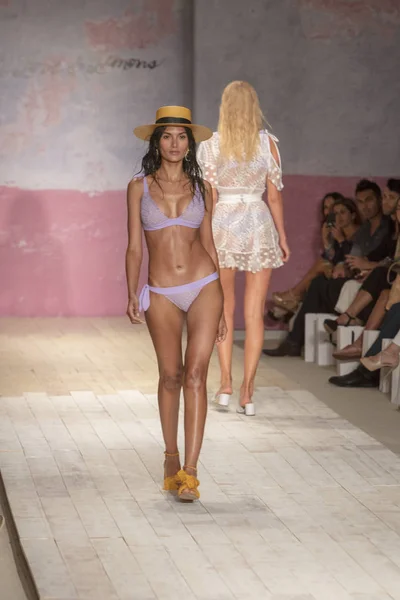 Una Modelo Camina Por Pasarela Para Desfile Moda Love Lemons — Foto de Stock