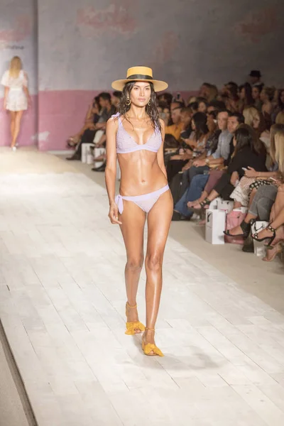 Model Walks Runway Love Lemons Summer 2018 Fashion Show Funkshion — Stock Photo, Image