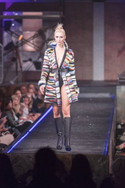 Bir modeli pist yararına defile Shuzz organizasyon Seminole Hotel and Casino'da Coconut Creek, Florida üzerinde 15 Mart 2018 sırasında İngiliz tasarımcı Gomez-Gracia için yürüyor