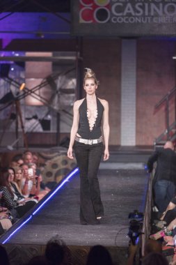 Bir modeli pist yararına defile Shuzz organizasyon Seminole Hotel and Casino'da Coconut Creek, Florida üzerinde 15 Mart 2018 sırasında İngiliz tasarımcı Gomez-Gracia için yürüyor