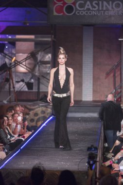 Bir modeli pist yararına defile Shuzz organizasyon Seminole Hotel and Casino'da Coconut Creek, Florida üzerinde 15 Mart 2018 sırasında İngiliz tasarımcı Gomez-Gracia için yürüyor