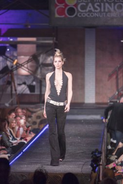 Bir modeli pist yararına defile Shuzz organizasyon Seminole Hotel and Casino'da Coconut Creek, Florida üzerinde 15 Mart 2018 sırasında İngiliz tasarımcı Gomez-Gracia için yürüyor