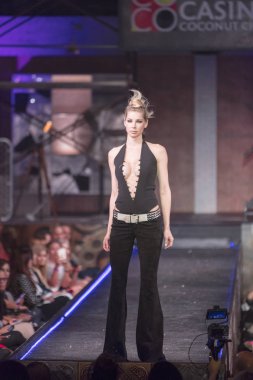 Bir modeli pist yararına defile Shuzz organizasyon Seminole Hotel and Casino'da Coconut Creek, Florida üzerinde 15 Mart 2018 sırasında İngiliz tasarımcı Gomez-Gracia için yürüyor