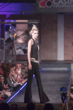 Bir modeli pist yararına defile Shuzz organizasyon Seminole Hotel and Casino'da Coconut Creek, Florida üzerinde 15 Mart 2018 sırasında İngiliz tasarımcı Gomez-Gracia için yürüyor