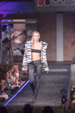 Bir modeli pist yararına defile Shuzz organizasyon Seminole Hotel and Casino'da Coconut Creek, Florida üzerinde 15 Mart 2018 sırasında İngiliz tasarımcı Gomez-Gracia için yürüyor