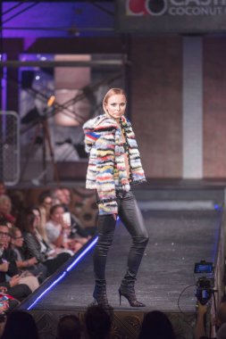 Bir modeli pist yararına defile Shuzz organizasyon Seminole Hotel and Casino'da Coconut Creek, Florida üzerinde 15 Mart 2018 sırasında İngiliz tasarımcı Gomez-Gracia için yürüyor