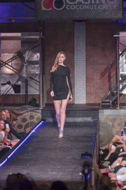 Bir modeli pist yararına defile Shuzz organizasyon Seminole Hotel and Casino'da Coconut Creek, Florida üzerinde 15 Mart 2018 sırasında İngiliz tasarımcı Gomez-Gracia için yürüyor