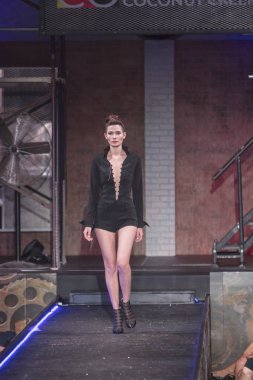 Bir modeli pist yararına defile Shuzz organizasyon Seminole Hotel and Casino'da Coconut Creek, Florida üzerinde 15 Mart 2018 sırasında İngiliz tasarımcı Gomez-Gracia için yürüyor