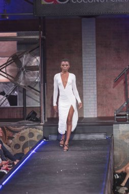 Bir modeli pist yararına defile Shuzz organizasyon Seminole Hotel and Casino'da Coconut Creek, Florida üzerinde 15 Mart 2018 sırasında İngiliz tasarımcı Gomez-Gracia için yürüyor