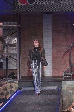 Bir modeli pist yararına defile Shuzz organizasyon Seminole Hotel and Casino'da Coconut Creek, Florida üzerinde 15 Mart 2018 sırasında İngiliz tasarımcı Gomez-Gracia için yürüyor