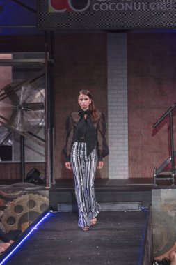 Bir modeli pist yararına defile Shuzz organizasyon Seminole Hotel and Casino'da Coconut Creek, Florida üzerinde 15 Mart 2018 sırasında İngiliz tasarımcı Gomez-Gracia için yürüyor