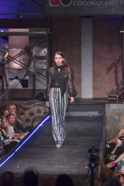 Bir modeli pist yararına defile Shuzz organizasyon Seminole Hotel and Casino'da Coconut Creek, Florida üzerinde 15 Mart 2018 sırasında İngiliz tasarımcı Gomez-Gracia için yürüyor