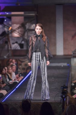 Bir modeli pist yararına defile Shuzz organizasyon Seminole Hotel and Casino'da Coconut Creek, Florida üzerinde 15 Mart 2018 sırasında İngiliz tasarımcı Gomez-Gracia için yürüyor