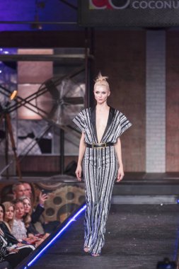 Bir modeli pist yararına defile Shuzz organizasyon Seminole Hotel and Casino'da Coconut Creek, Florida üzerinde 15 Mart 2018 sırasında İngiliz tasarımcı Gomez-Gracia için yürüyor