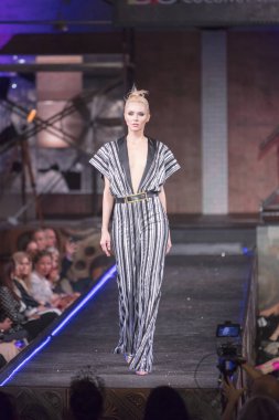 Bir modeli pist yararına defile Shuzz organizasyon Seminole Hotel and Casino'da Coconut Creek, Florida üzerinde 15 Mart 2018 sırasında İngiliz tasarımcı Gomez-Gracia için yürüyor